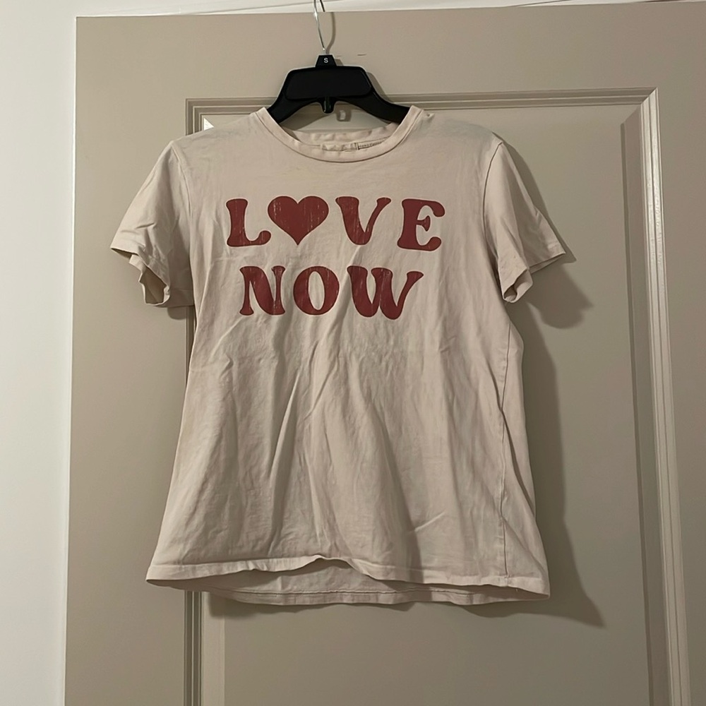 Love Now Graphic Tee Size small